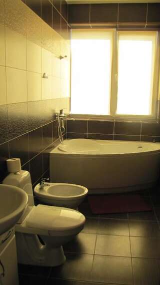 Мини-отель Mini Hotel Leon Лалово Cемейный номер с собственной ванной комнатой-9